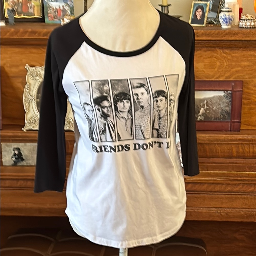 Stranger Things Friends Don’t Lie Long Sleeve Tee Shirt Size Small